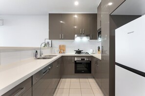 Fridge, microwave, oven, stovetop - Cozy 2BR Waterloo Haven Near Cafés & Parks (Waterloo)