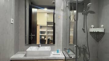 Apartemen Basic, pemandangan kota | Kamar mandi