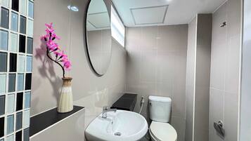 Superior-Zweibettzimmer | Badezimmer | Dusche, Handtücher, Shampoo