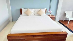 Deluxe Double Room | Laptop workspace, free WiFi, bed sheets - Collection O Mahidol Road (Chiang Mai)