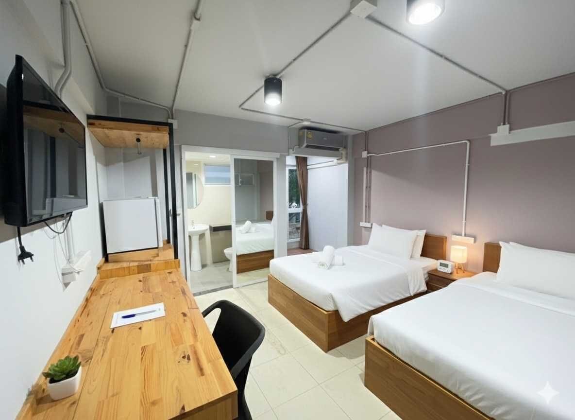 Habitación superior con 2 camas individuales | Espacio para trabajar con un portátil, wifi gratis, ropa de cama
