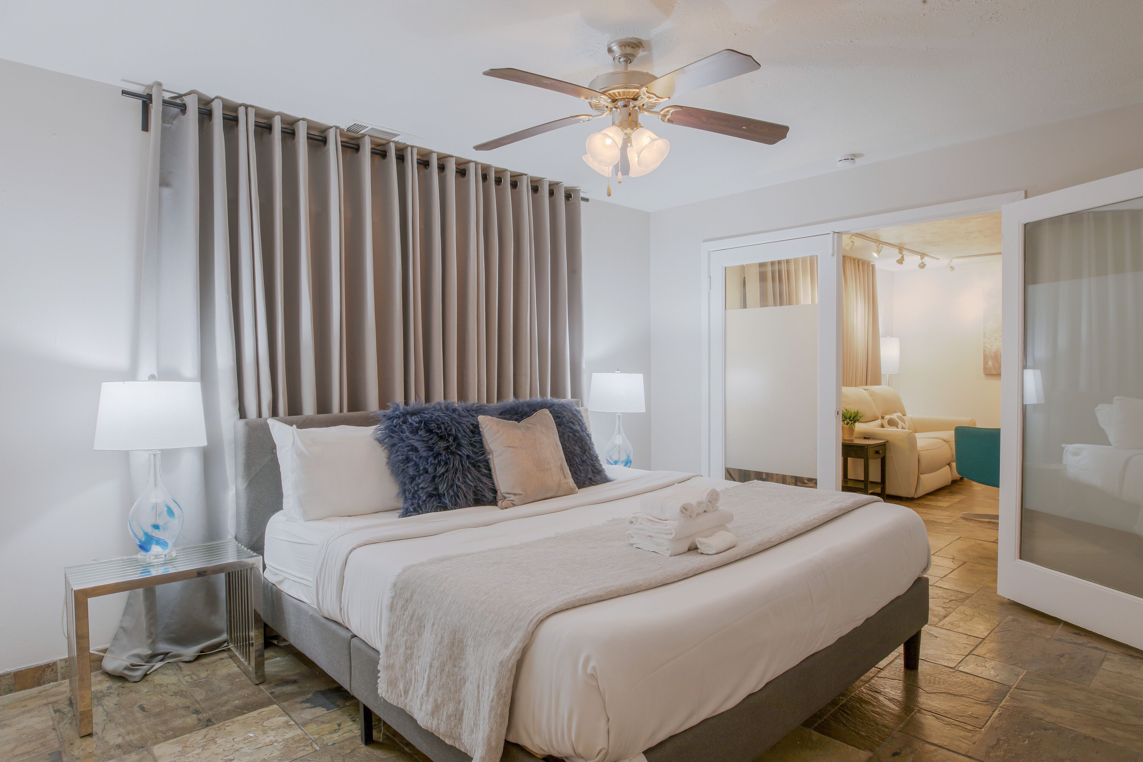 Una scrivania, ferro/asse da stiro, culla da viaggio, Wi-Fi gratuito