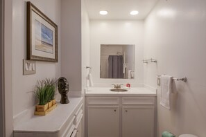 Eco-friendly toiletries, hair dryer, towels, soap - 2BR W Alabama Montrose Sueño Apt 16, Med Center! (Houston)