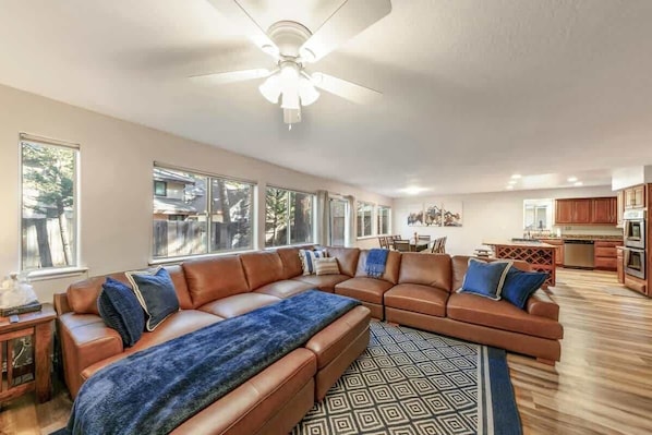 Smart TV, fireplace, offices - Tahoe Adventure Lodge: Hot Tub + Pool Table (South Lake Tahoe)