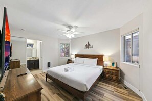 6 bedrooms, iron/ironing board, travel cot, free WiFi - Tahoe Adventure Lodge: Hot Tub + Pool Table (South Lake Tahoe)