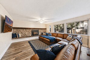 Smart TV, fireplace, DVD player, stereo