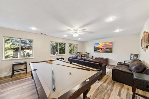 Tahoe Adventure Lodge: Hot Tub + Pool Table