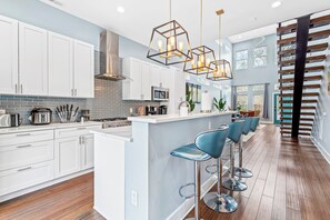 Mikroaaltouuni, uuni, liesi, astianpesukone