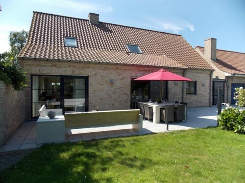 Sunny villa with garden & sauna near the coast