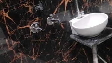 Superior kamer | Badkamer | Een douche, zeep, shampoo