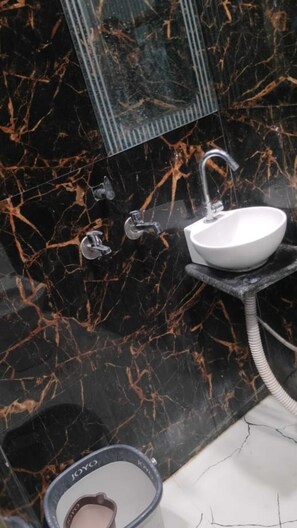 Quarto superior | Banheiro | Chuveiro, sabonete, shampoo 