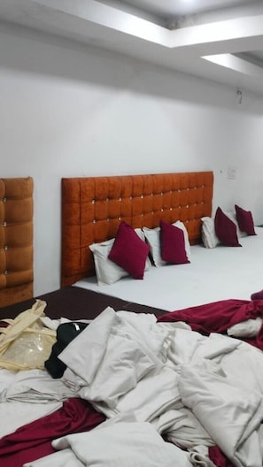 Shared Dormitory | Free WiFi, bed sheets - Shri Nanhu Hotel (Prayagraj)