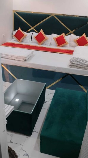Superior Room | Free WiFi, bed sheets - Shri Nanhu Hotel (Prayagraj)