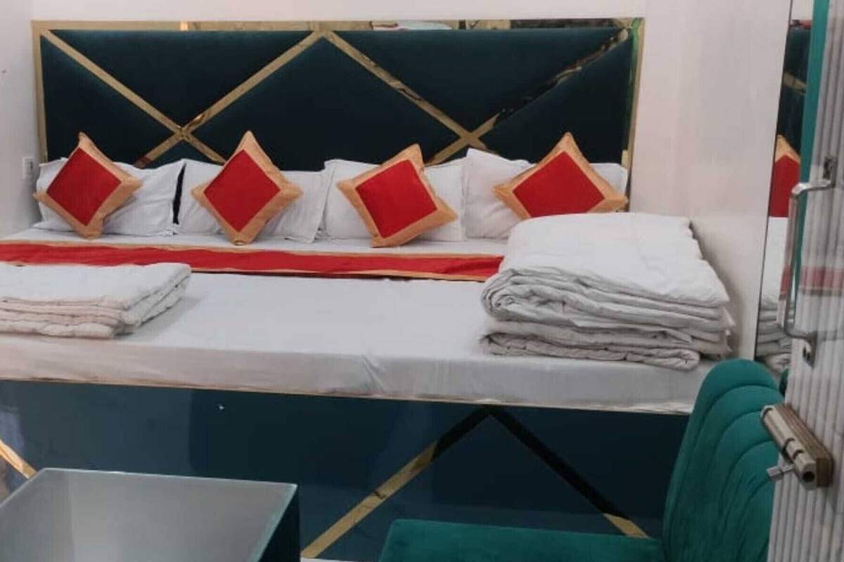 Une chambre d’hôtel de taille réduite, comprenant un lit, un petit bureau et une chaise.