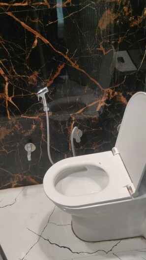 Superior Room | Bathroom | Shower, soap, shampoo - Shri Nanhu Hotel (Prayagraj)