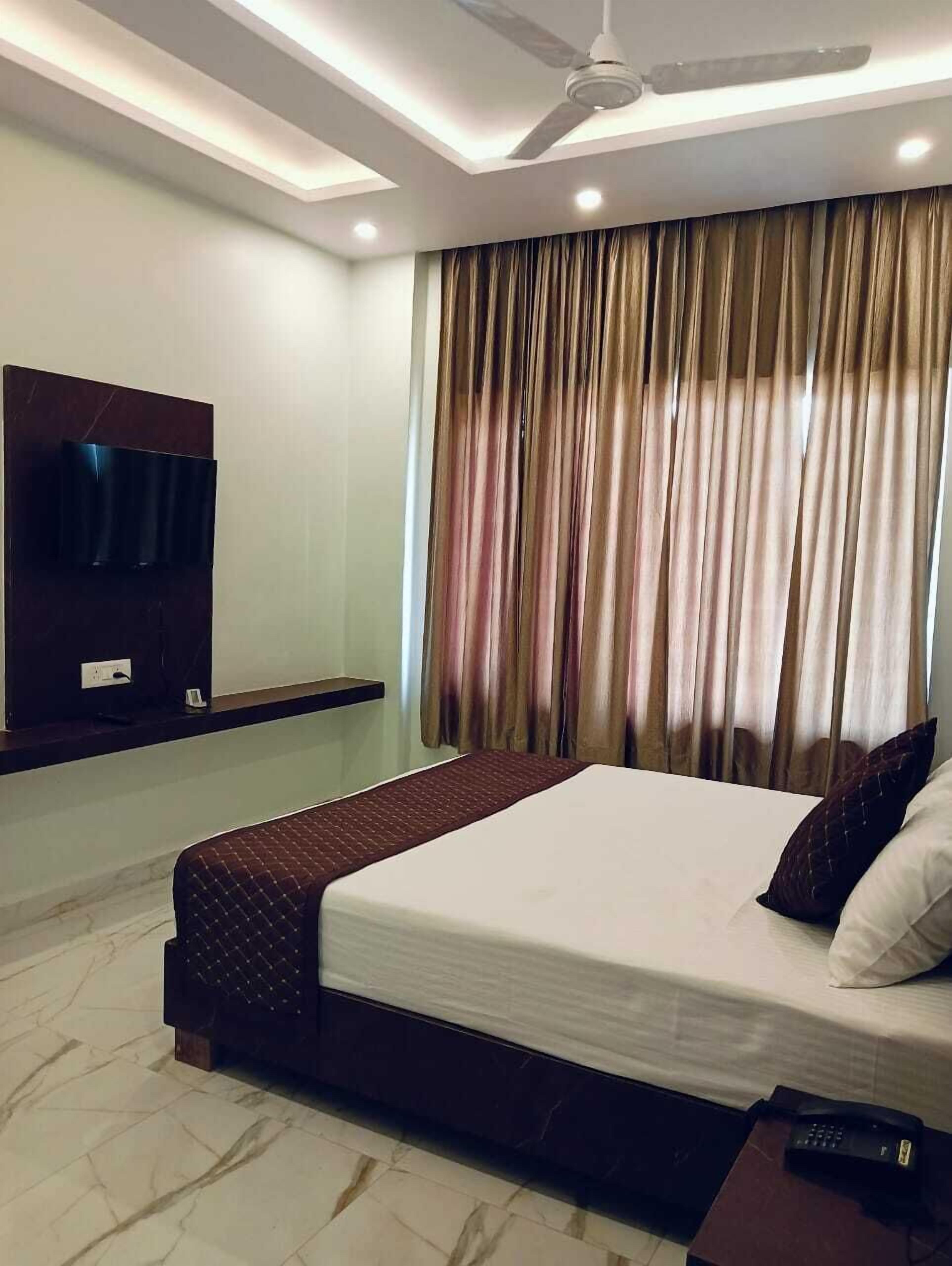 Standard Room | Desk, laptop workspace, iron/ironing board, free WiFi