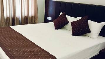 Standard Room | Desk, laptop workspace, iron/ironing board, free WiFi