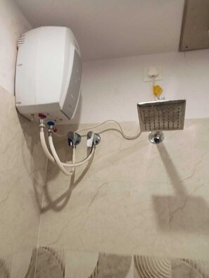 Quarto standard | Banheiro | Produtos de toalete grátis, toalhas de banho, sabonete, shampoo