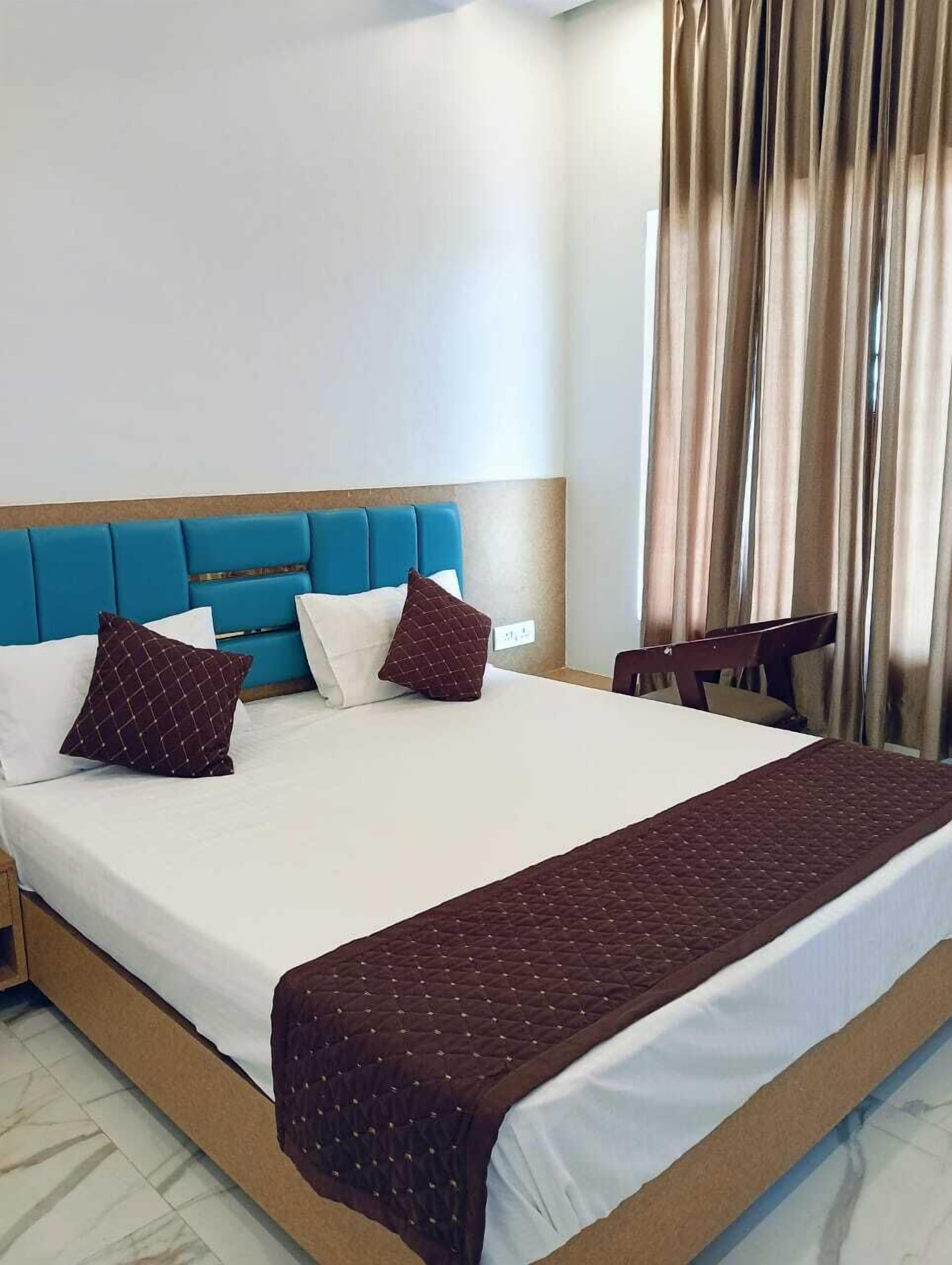 Standard Room | Desk, laptop workspace, iron/ironing board, free WiFi