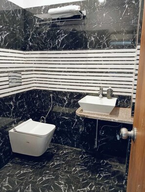 Chambre Standard | Salle de bain | Articles de toilette gratuits, serviettes fournies, savon, shampoing