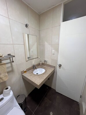 Shared Dormitory, 1 Bedroom, Accessible | Bathroom - Room-room With 2 Beds - Shared Apartment (Lima)