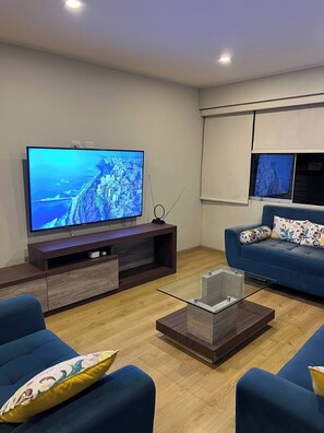 Shared Dormitory, 1 Bedroom, Accessible | Living room | Books - Room-room With 2 Beds - Shared Apartment (Lima)