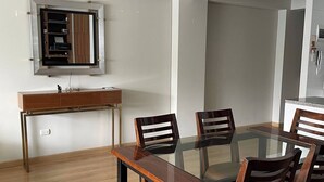 Shared Dormitory, 1 Bedroom, Accessible | Dining room - Room-room With 2 Beds - Shared Apartment (Lima)