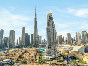 Eine Stadtansicht mit modernen Hochhäusern, darunter der Burj Khalifa und Objekte der Emaar Gruppe.