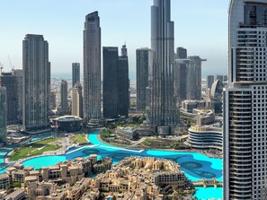 Ein hoch aufragendes Gebäude mit modernem architektonischem Design, umgeben von weiteren hohen Gebäuden und einer weiten Wasserfläche.
