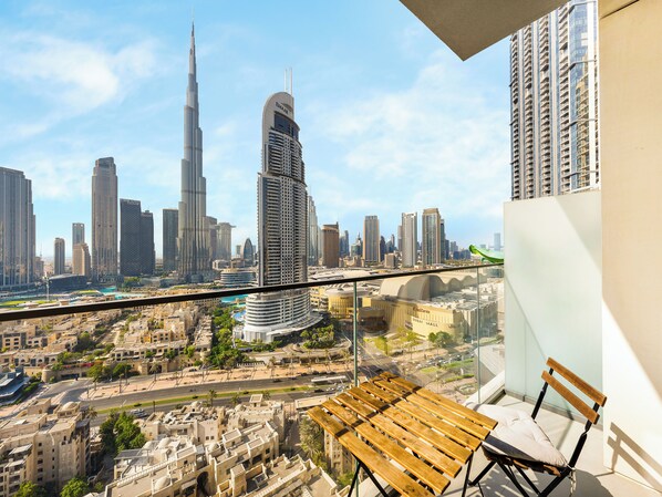 Ein Balkon mit Blick auf die Skyline von Dubai, darunter der Burj Khalifa und Gebäude von Emaar.
