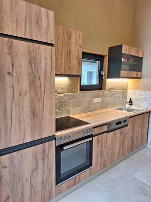 Kühlschrank, Mikrowelle, Ofen, Herdplatte