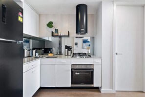 Frigorífico, microondas, horno y placa de cocina