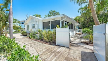 House (A Charming Beach Cottage) | 1 bedroom, free WiFi