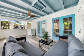 Maison (A Charming Beach Cottage) | Balcon