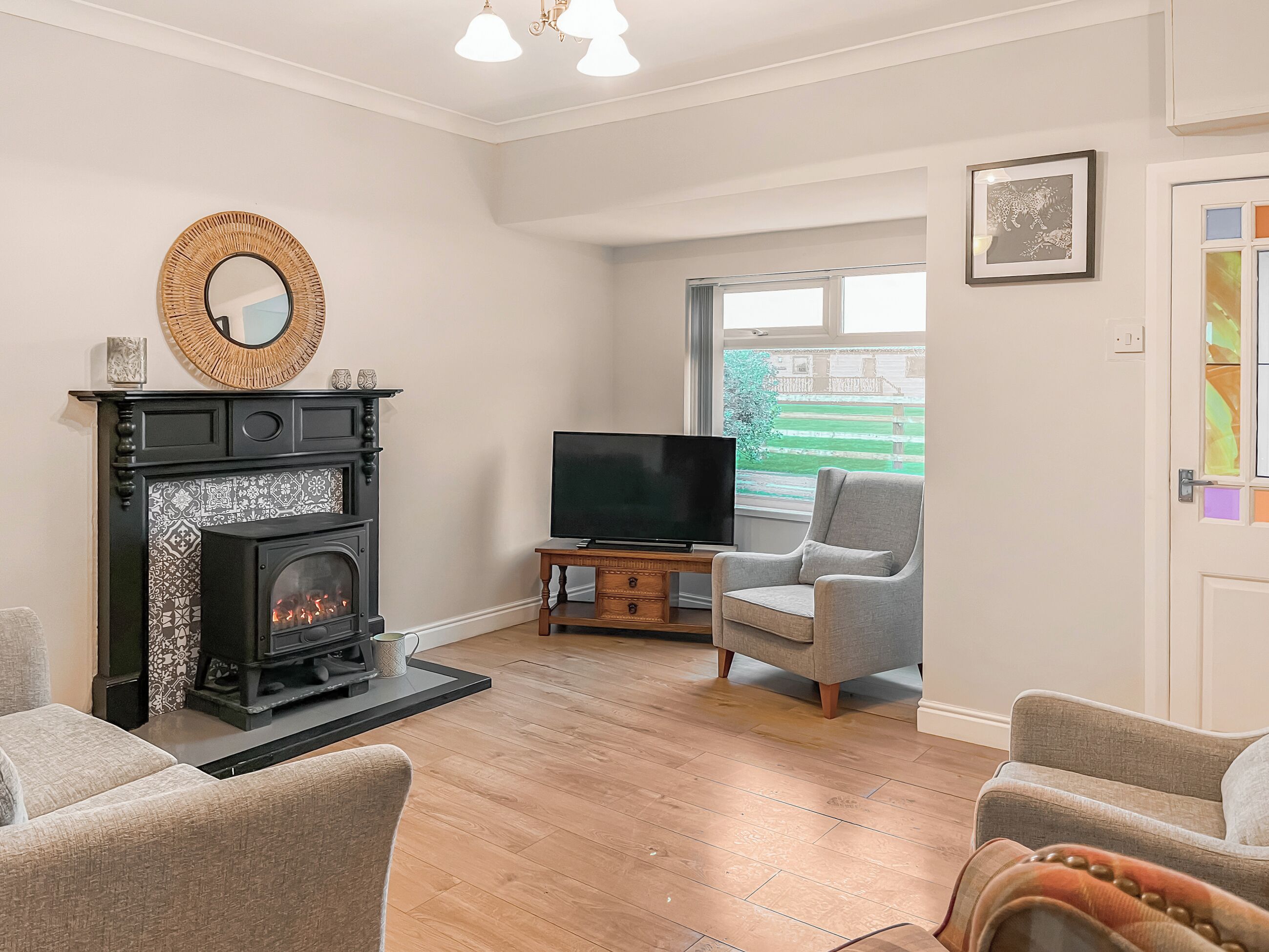 TV, fireplace