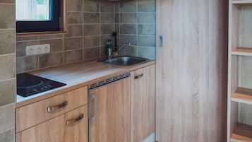 Kühlschrank, Herdplatte, Wasserkocher mit Kaffee-/Teezubehör