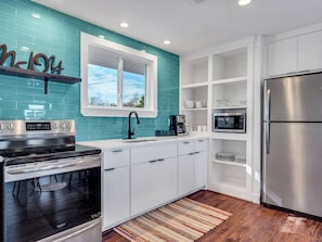 Fridge, microwave, oven, stovetop - The Casita @ Lago Vista Waterfront with Views (Wills Point)