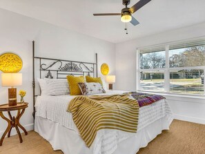 3 bedrooms, iron/ironing board, travel crib, free WiFi - Lago Vista- Waterfront | Kayaks | Views! (Wills Point)