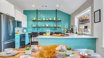 Réfrigérateur, four à micro-ondes, un four, surface de cuisson