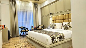 Kamar Double Eksekutif, balkon, pemandangan gunung | Minibar, brankas, meja kerja, dan ruang kerja ramah laptop