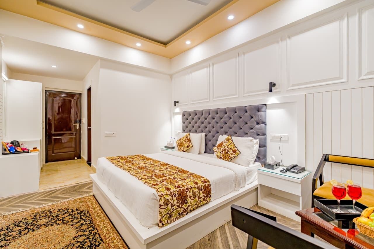 Habitación doble ejecutiva, balcón, vista a la montaña | Minibar, caja de seguridad en la habitación y escritorio 