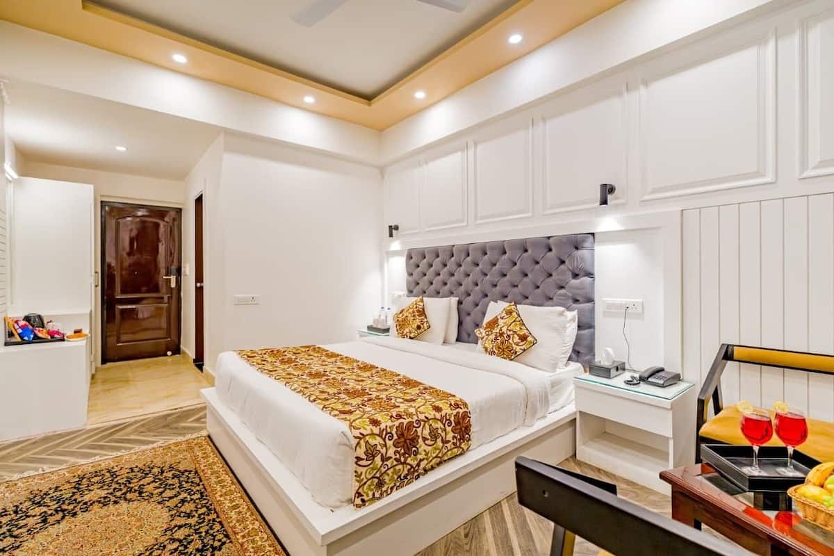 Habitación doble ejecutiva, balcón, vista a la montaña | Minibar, caja de seguridad en la habitación y escritorio