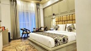 Phòng đôi Executive, ban công, quang cảnh núi | Minibar, két bảo mật tại phòng, bàn 