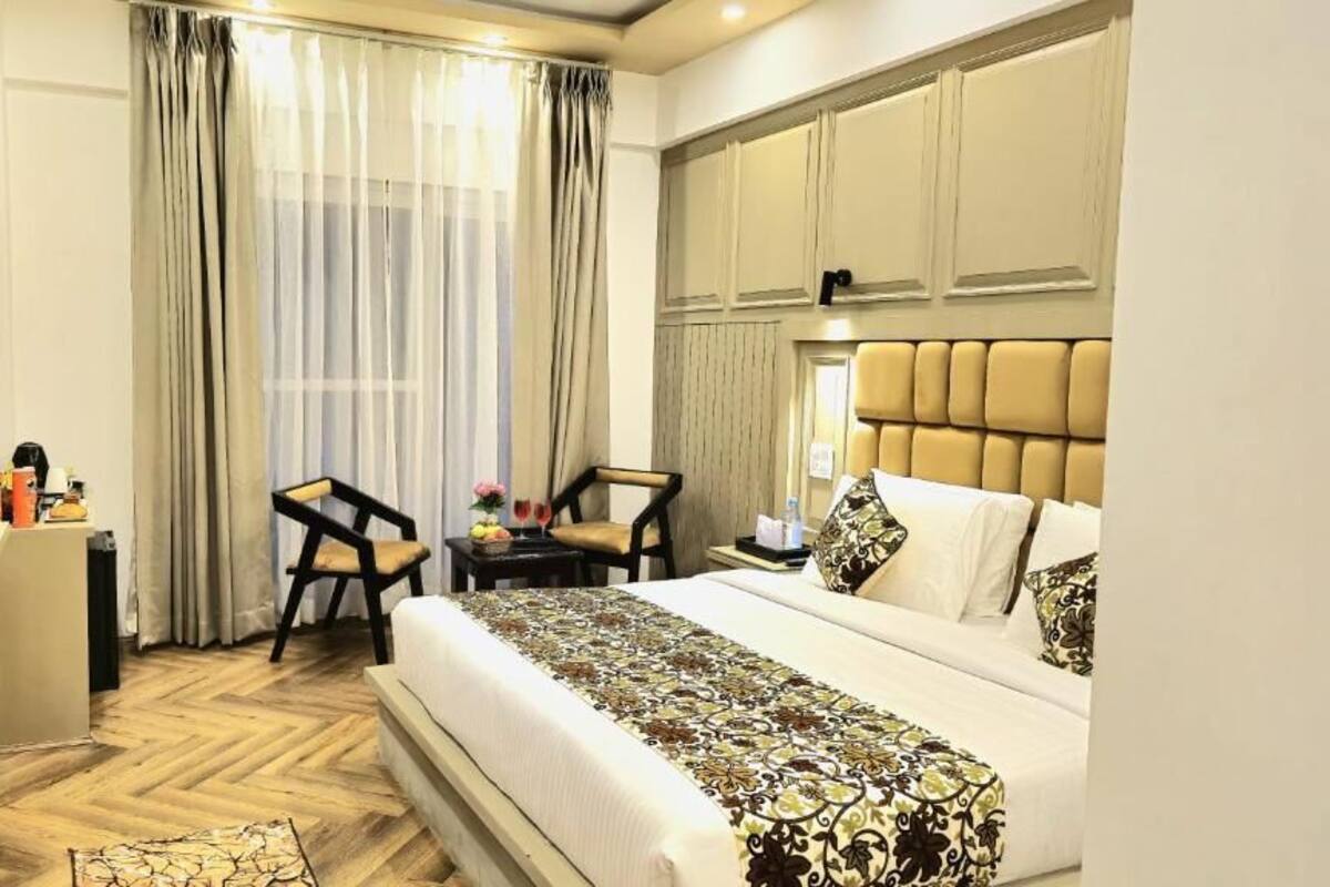 Executive Double Room, Balcony, Mountain View | Minibar, in-room safe, desk, laptop workspace