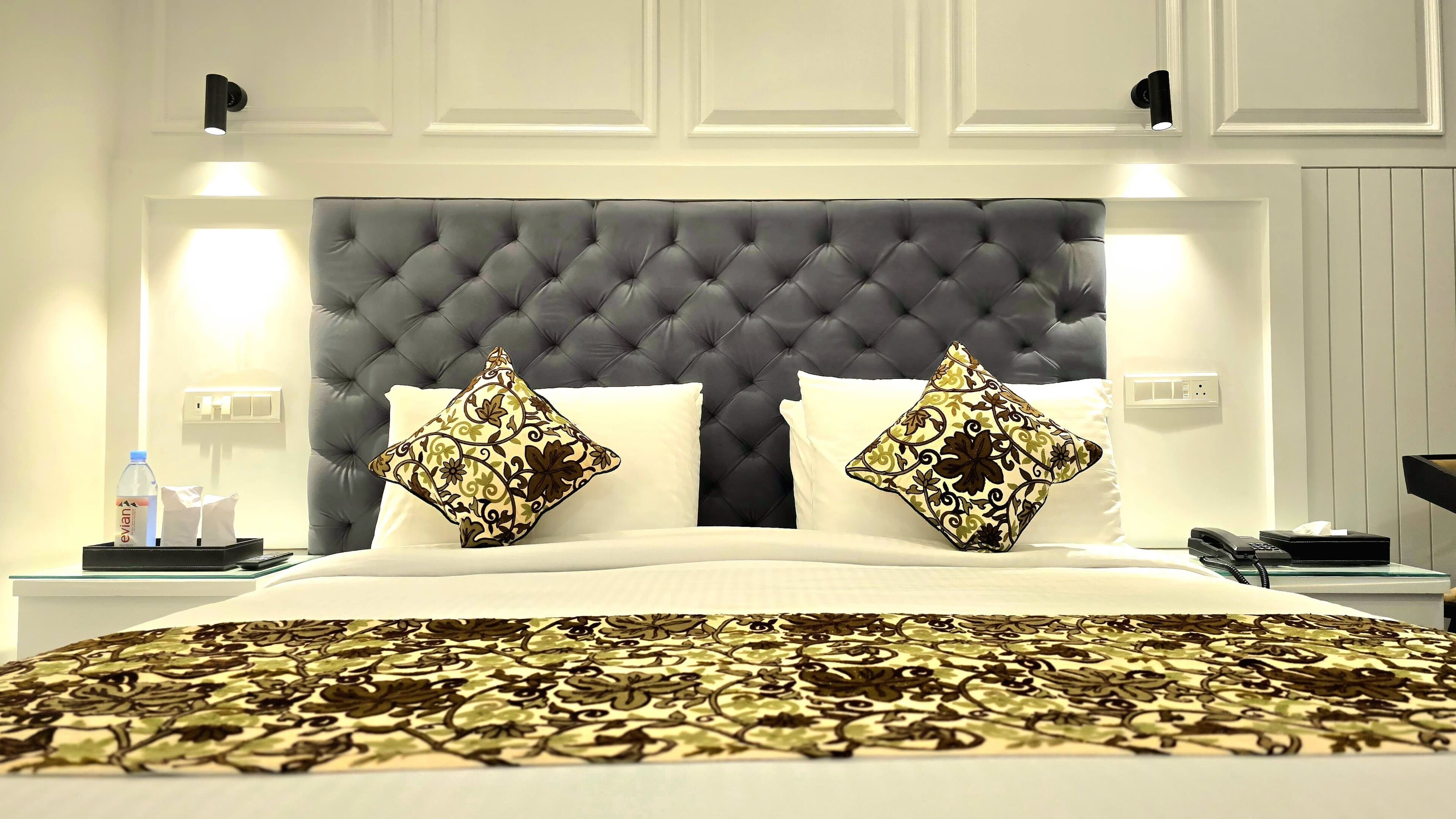 Habitación doble ejecutiva, balcón, vista a la montaña | Minibar, caja de seguridad en la habitación y escritorio 