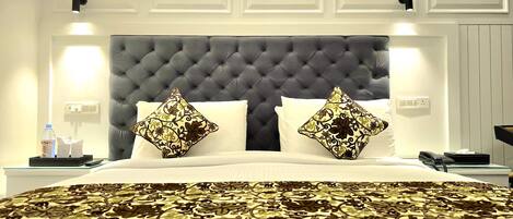 Habitación doble ejecutiva, balcón, vista a la montaña | Minibar, caja de seguridad en la habitación y escritorio