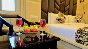 Minibar, caja de seguridad en la habitación y escritorio 