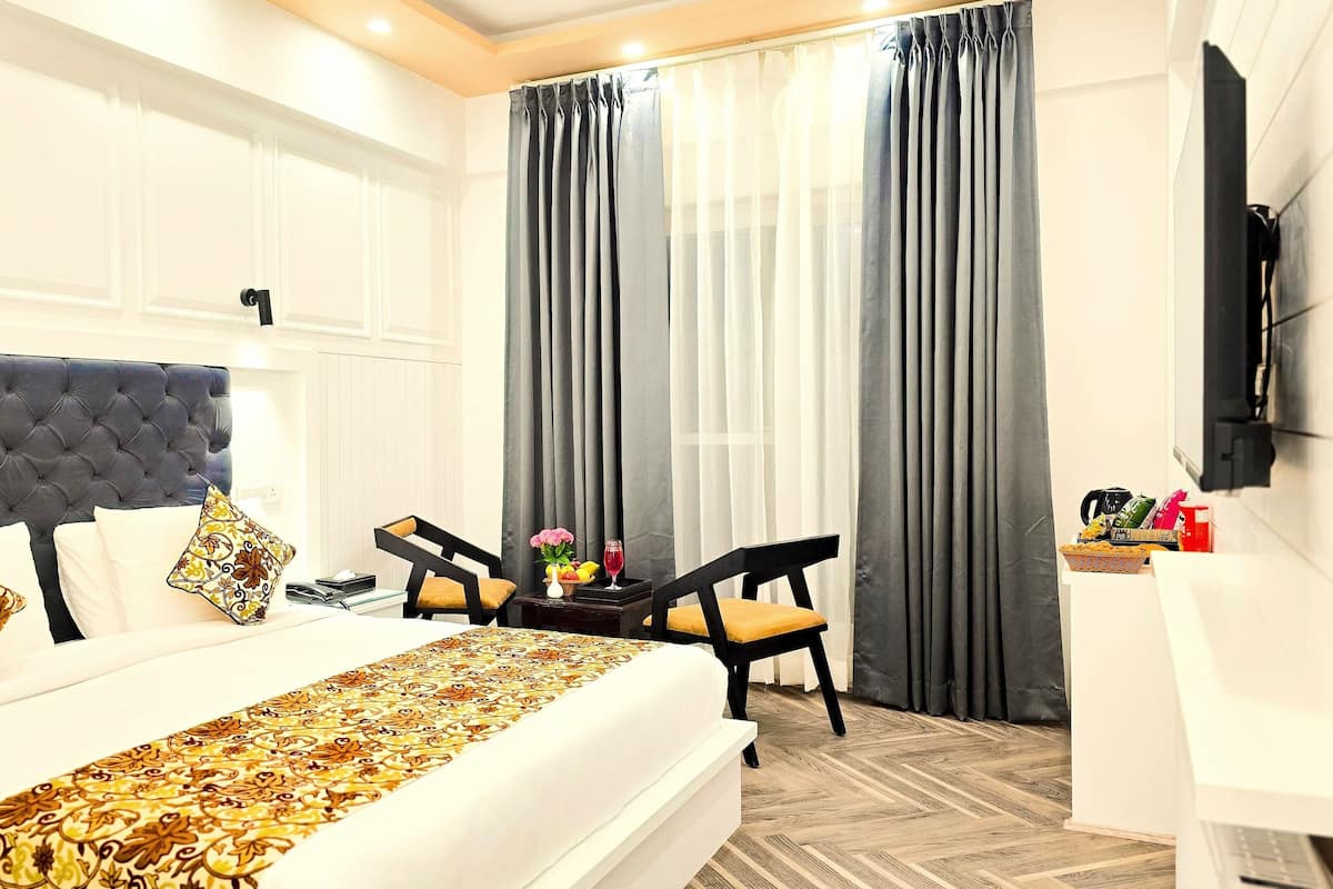 Executive Double Room, Balcony, Mountain View | Minibar, in-room safe, desk, laptop workspace