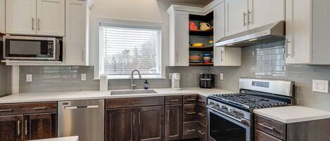 Fridge, microwave, stovetop, dishwasher