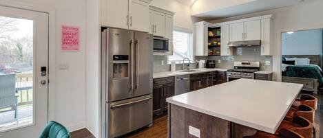 Réfrigérateur, micro-ondes, plaque de cuisson, lave-vaisselle